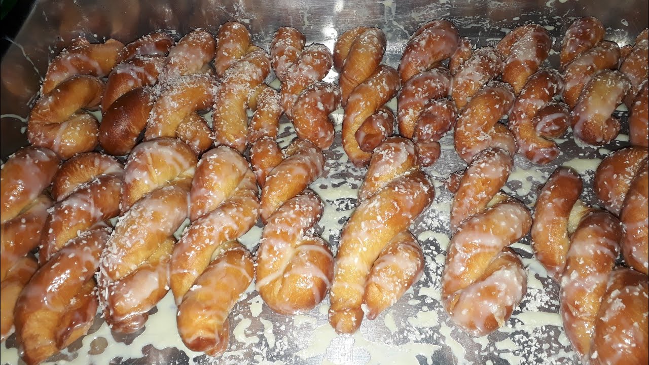 rosca frita  caseira, uma delicia            recheada com leite condesado e coco rado...