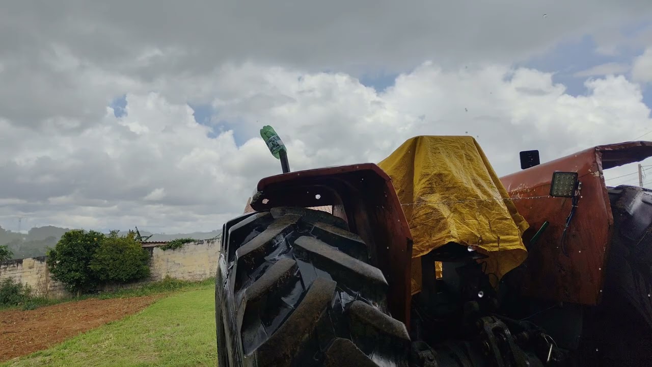 Chuva todo dia... o trator já tá achando que virou enfeite #masseyferguson #ibiunasp #farming 