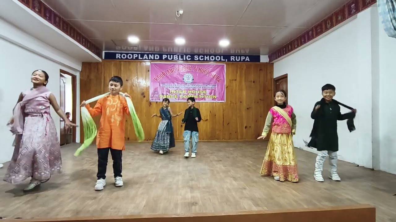 Roopland School / Week2025 / Group Dance1