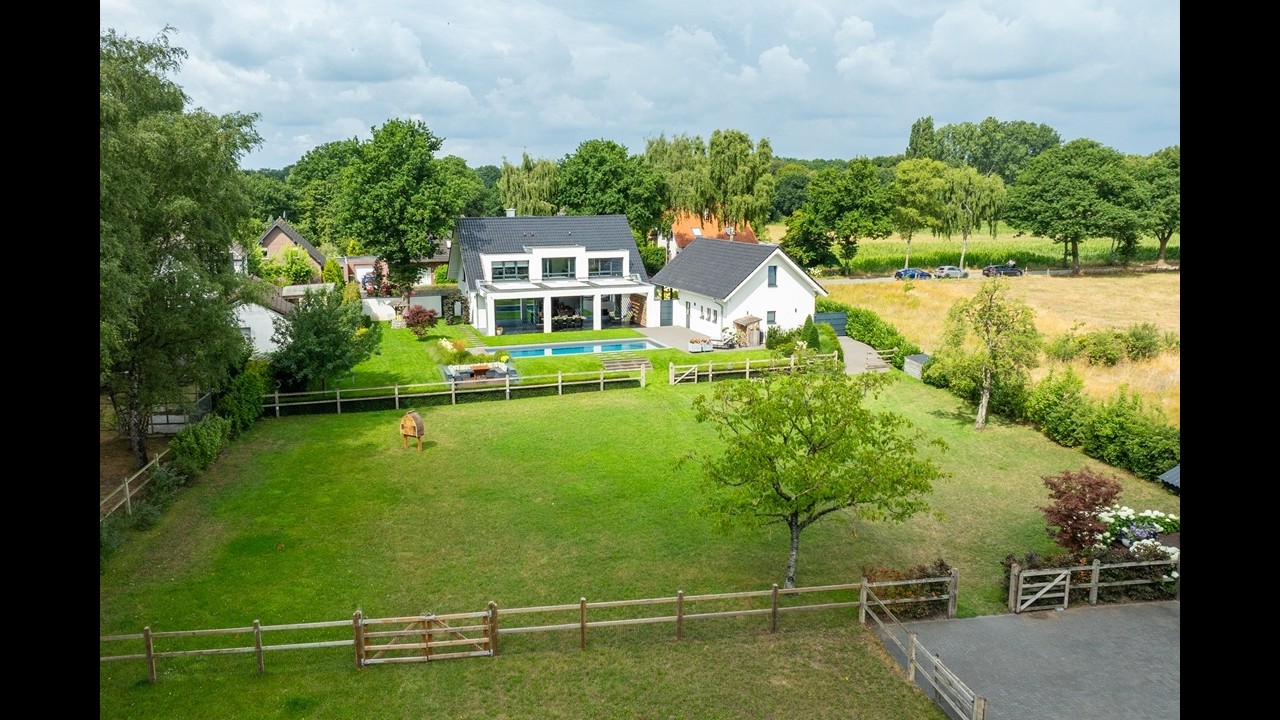 Elten: Moderne Traumvilla mit freiem Blick am Ortsrand von Elten