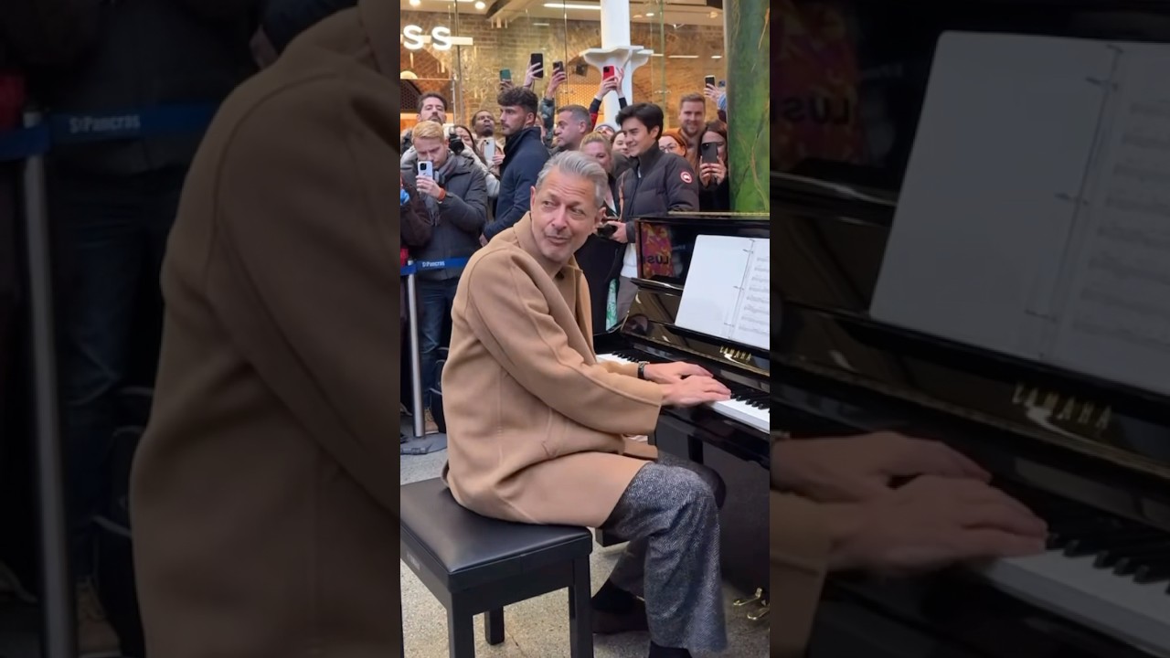 Jeff Goldblum surprises fans in London&rsquo;s Kngs Cross Station ( Wicked press tour)