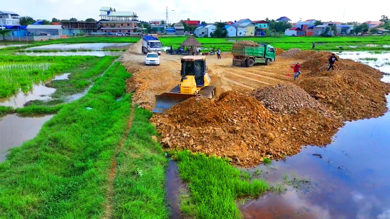 New Job!! Dozer Komat&rsquo;su D51 PX Pushing Soil Delete Into Water Fast And 5T Trucks