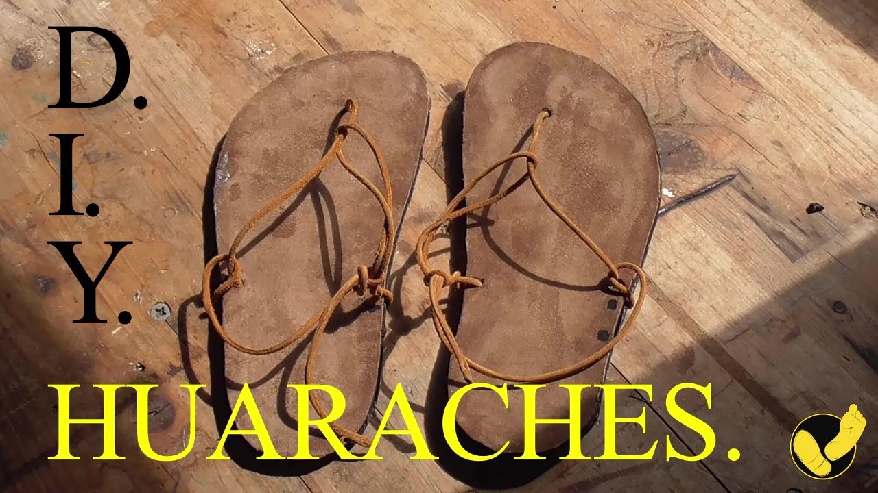 Haciendo unos huaraches. Making a pair of huaraches./ Barefoot.