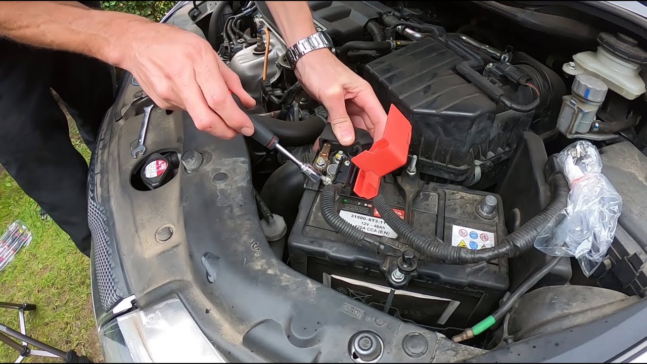 Changing the battery Honda Civic 8