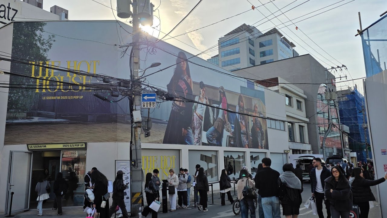 LE SSERAFIM (르세라핌) 'HOT' POP UP Store