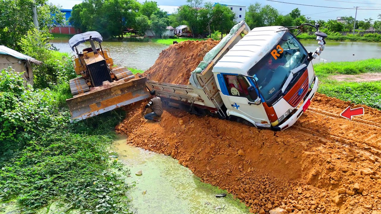 Ohh Be Mindful Incredible Landfill Dump Truck Back Uploading Overturned, Technique RESCUE by Dozer