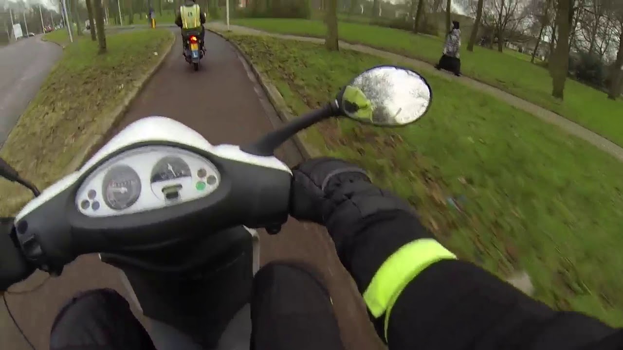 Bromfietsrijles: Begin en einde van een eerste rijles!