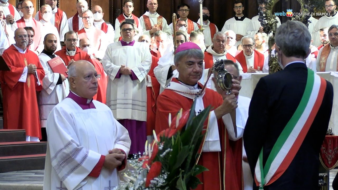 San Gennaro, tra i fedeli e il prodigio