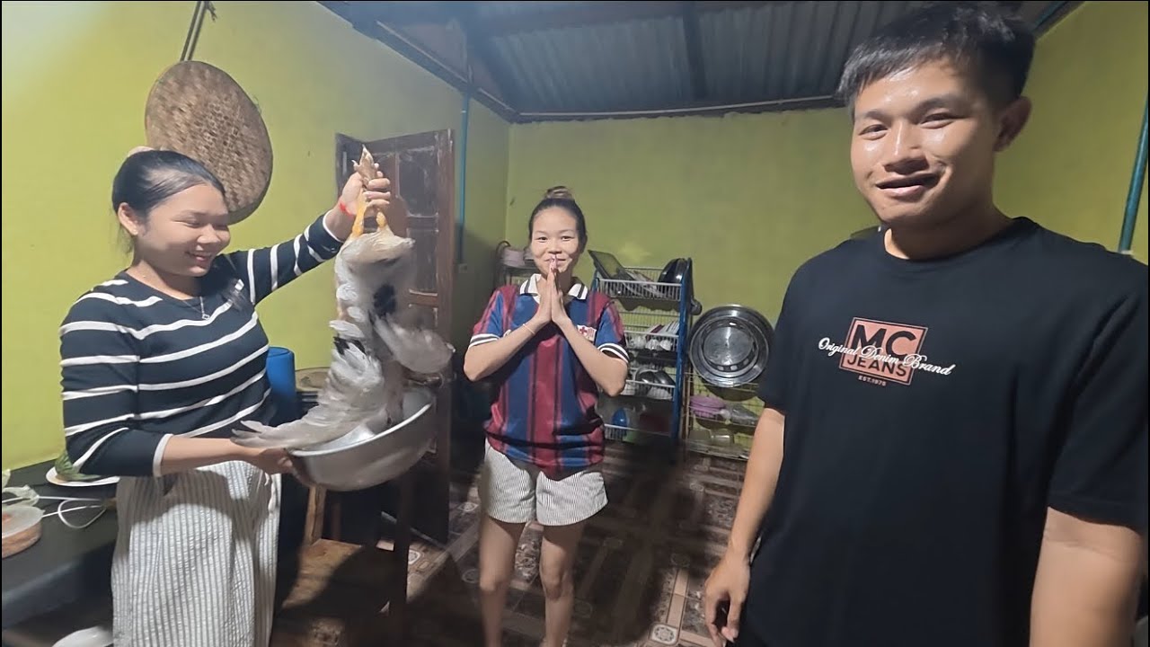 ผู้สาวเอาเป็ดมาให้ทำเลือดแปงสู่กินถึงบ้าน บ่าวสุขเลยทำสุดฝีมืออร่อยมาก|ຜູ້ສາວເອົາເປັດມາໃຫ້ກິນ