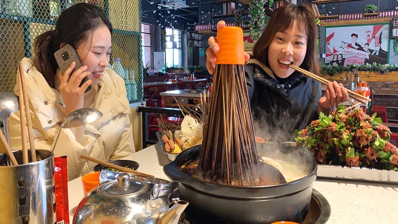 Qiumei и сестра пошли на шашлык, все мясо было приготовлено вместе