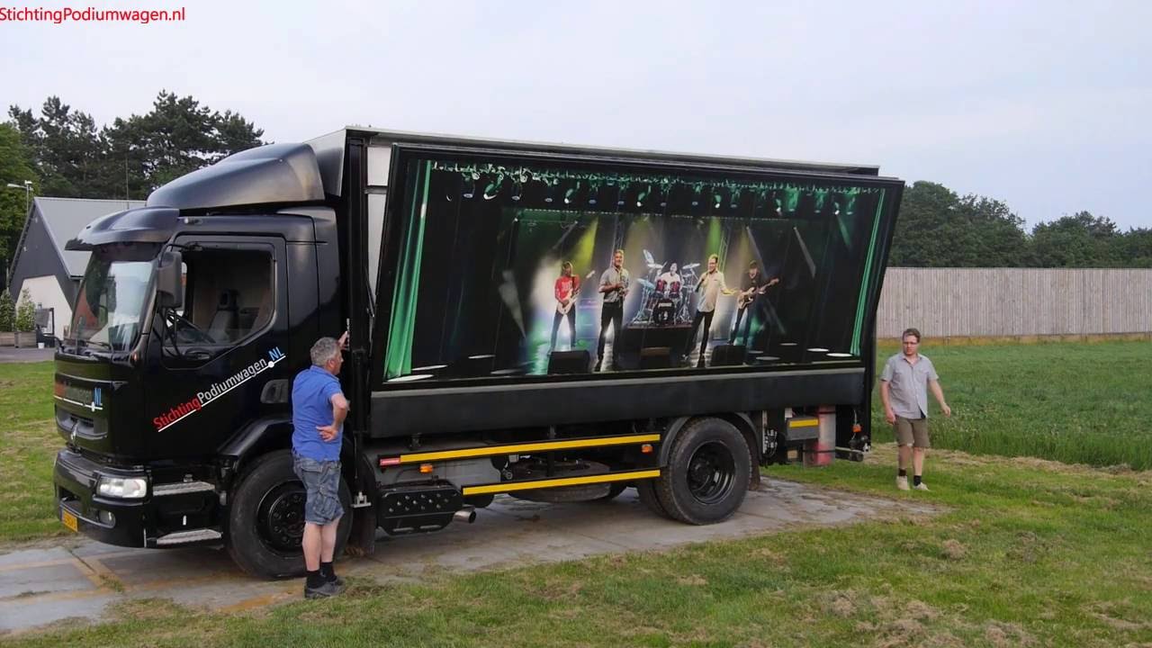 Vrachtauto vouwt zich in 2 minuten uit tot podium