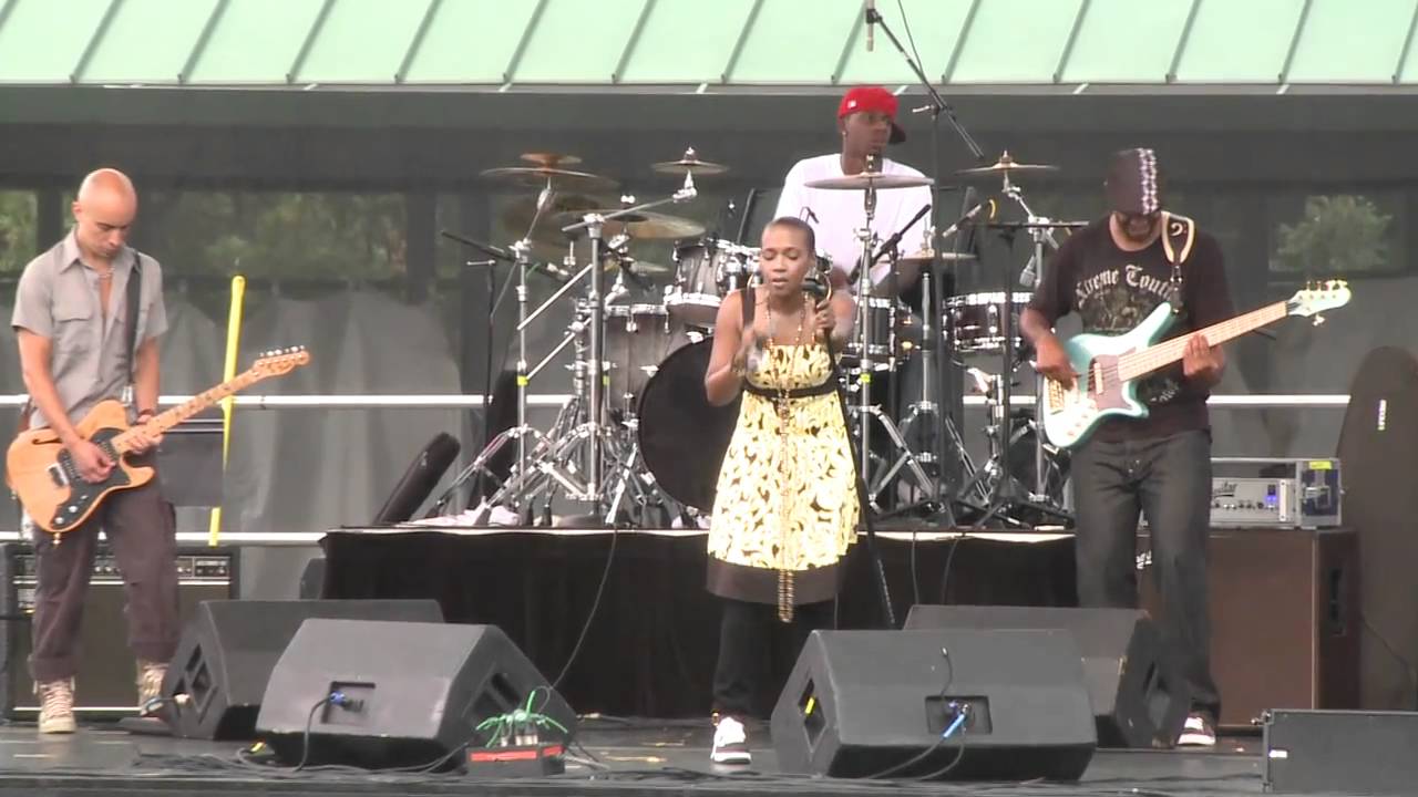 Dionne Farris performs 