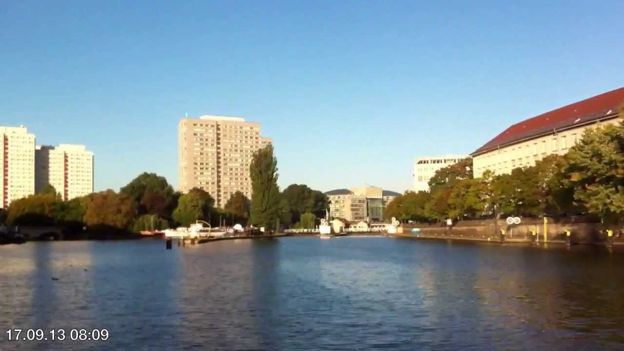 Zeitraffer Mit dem Boot auf der Spree durch Berlin (Regierungsviertel usw.)