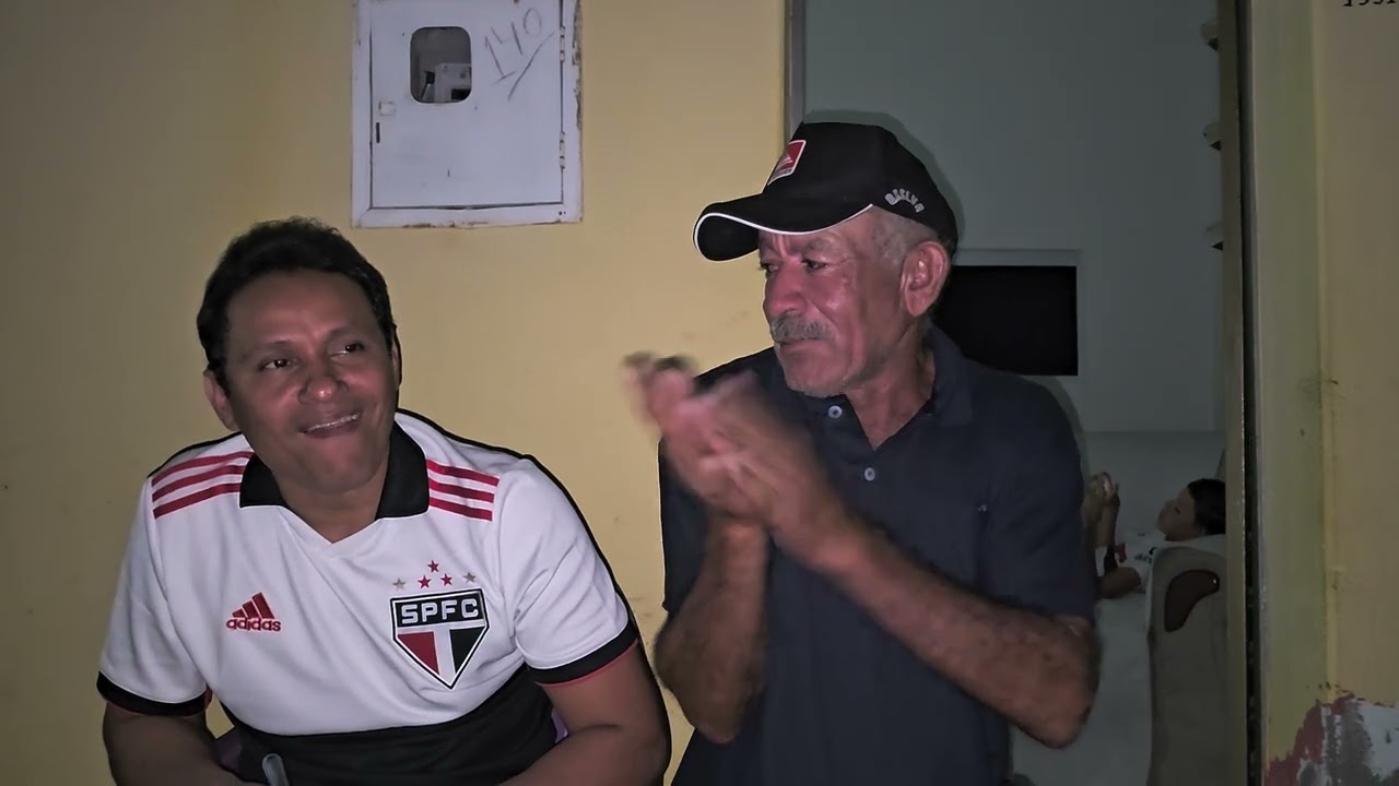 Camões. O homem que pescou um casco de peixe que cabe 40 litros de água e afasta o fogo com a mão.