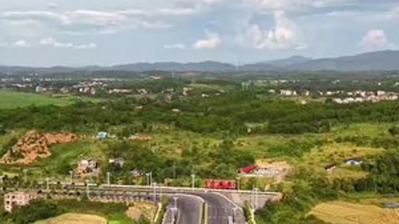 营阳大道的建成通车为贯穿道县县城的207国道分担了很大一部分车流，特别是经过道县的大货车和客车，大大减少了城内由大货车引起的交通隐患，是道县重要的交通干道。#航拍最美家乡 #我的城市由我拍 #城...