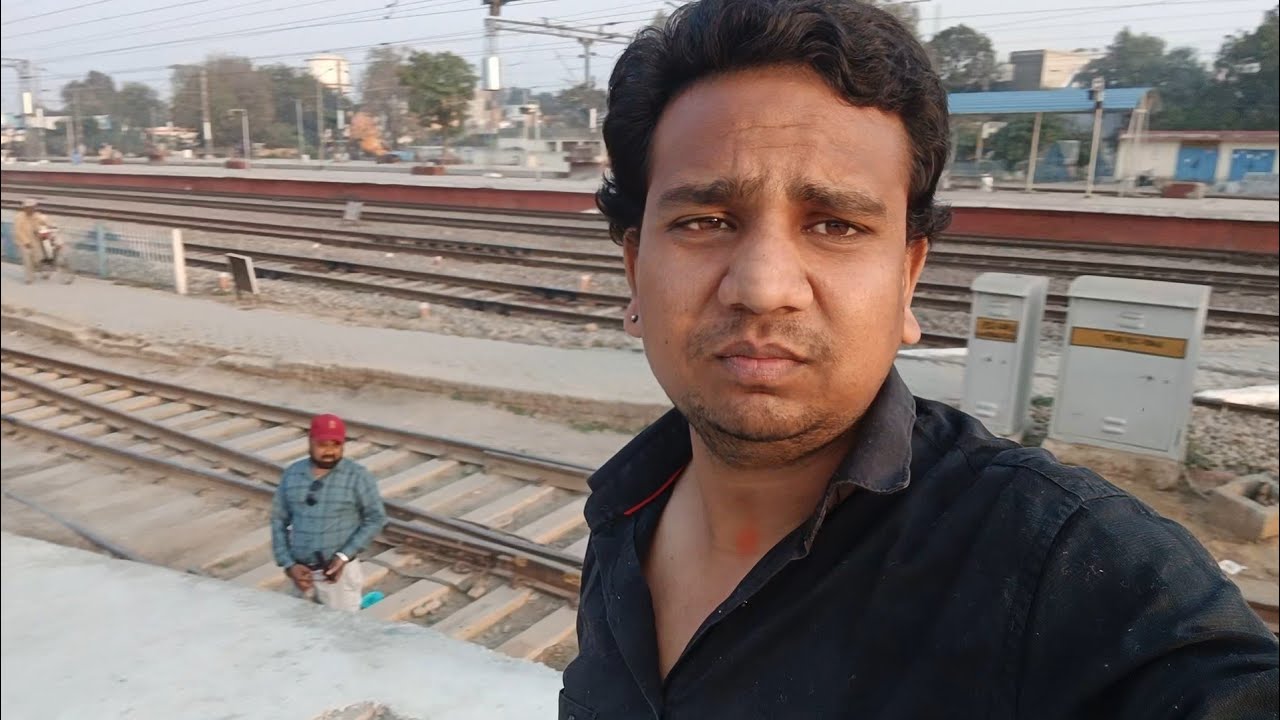 Railway station pr kya krne aye 🤔🫣