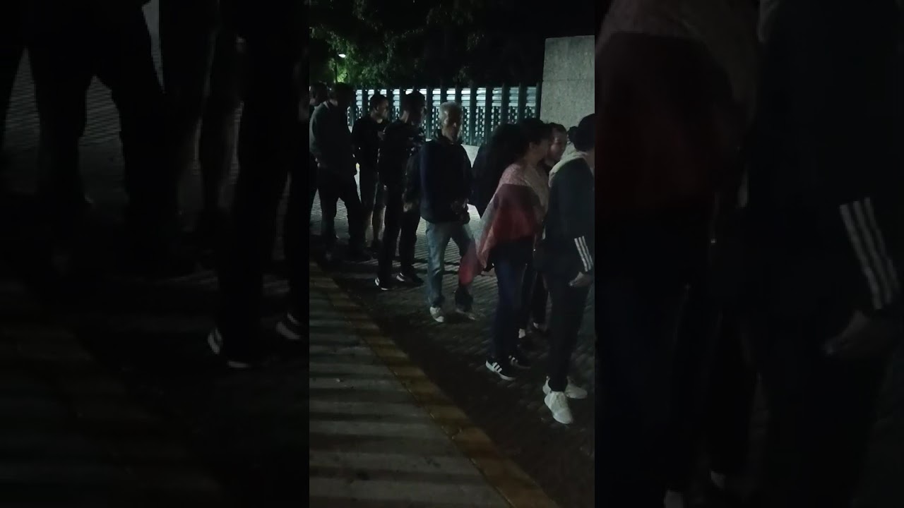 La señora Esperanza  acompañada de su hija Wendy dando alimentos en la clínica 110 del seguro s