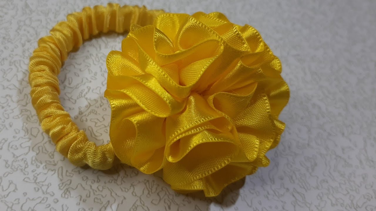 DIY scrunchies con flor pompón facil / DIY scrunchies with pompom flower easy