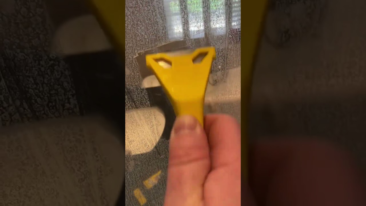 Using a Stanley Blade to Remove Limescale from Glass Shower Screens 👌