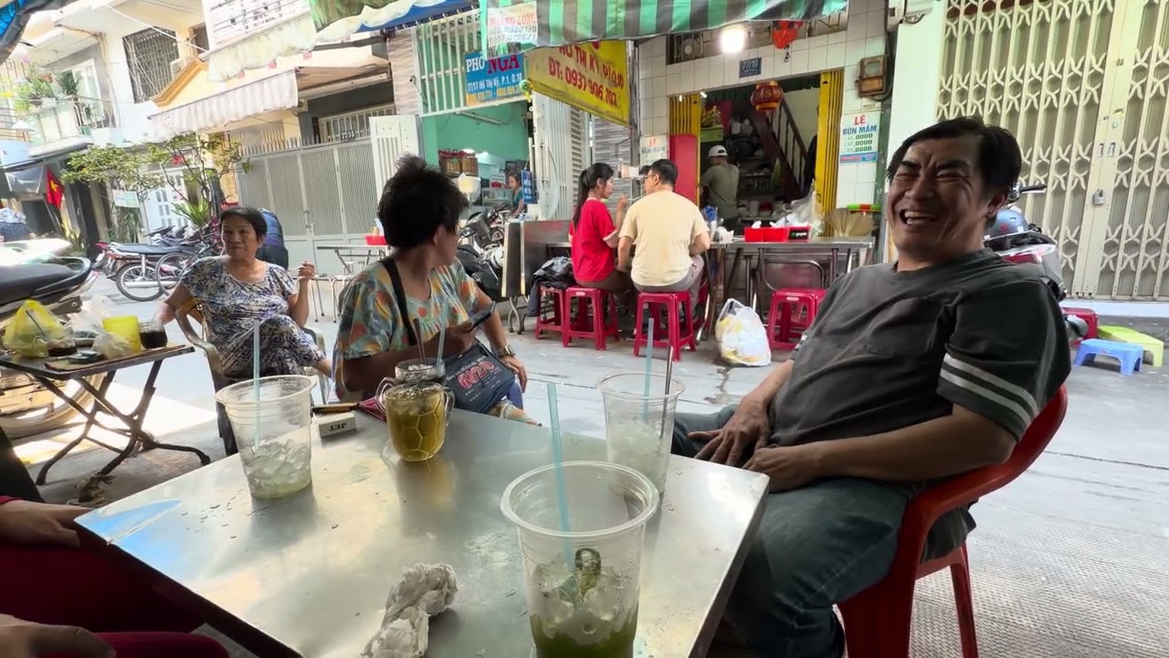 Thủy khờ chịu khó buôn bán vé số để có tiền ăn tết vui vẻ 