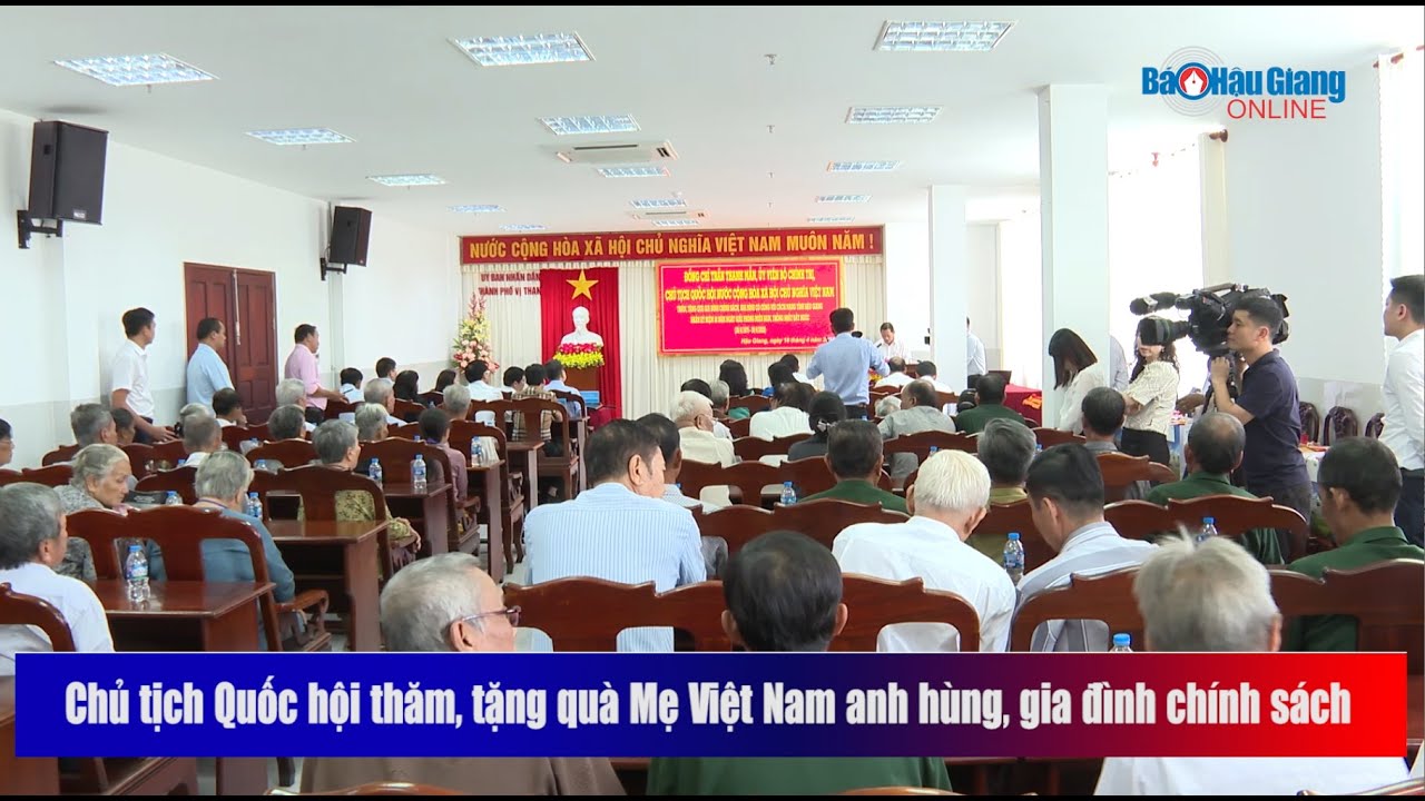 Chủ tịch Quốc hội thăm, tặng quà Mẹ Việt Nam anh hùng, gia đình chính sách