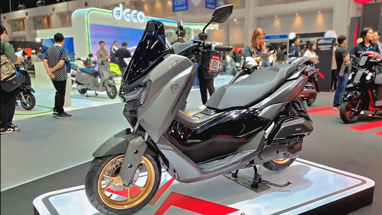 Обзор и демонстрация мотоцикла Yamaha NMAX Turbo Techmax 2026 года в новом цвете Crystal Graphite.