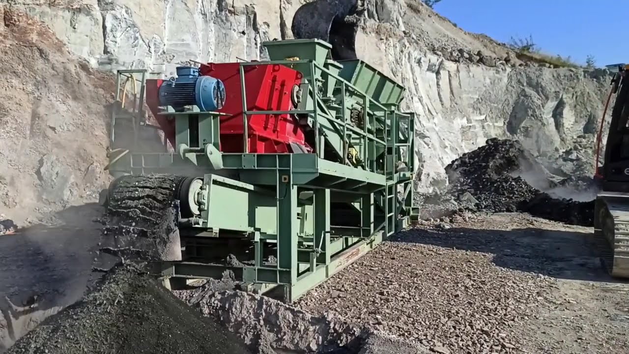Schlammtransformation: Bodenmischanlage Soilmix mischt und homogenisert Schlamm  einer Altdeponie.