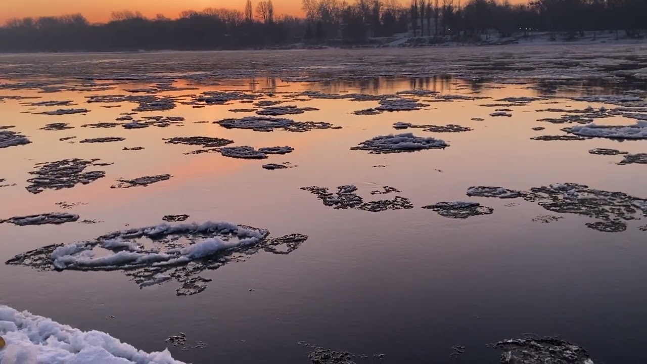 Zjawiska lodowe na Wiśle w Toruniu. Śryż i lód przybrzeżny. 20.01.2026