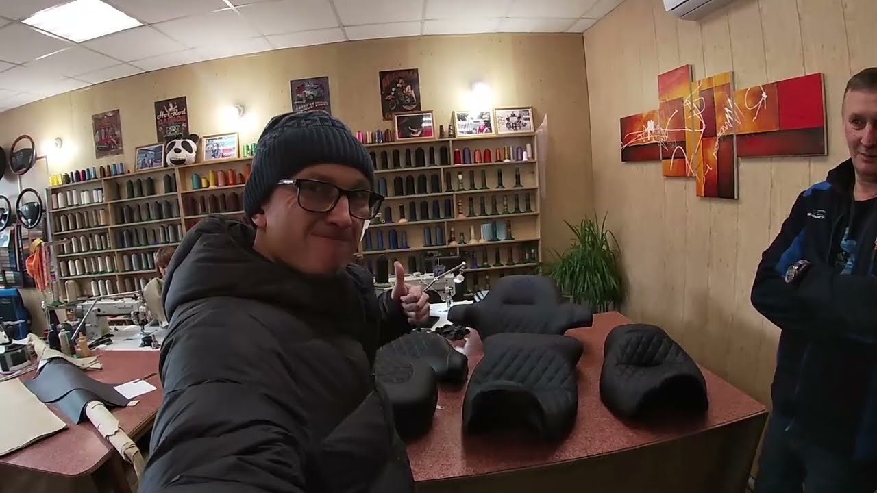 Harley Davidson  Перешил  сидение на своем ХАРЛЕЕ.