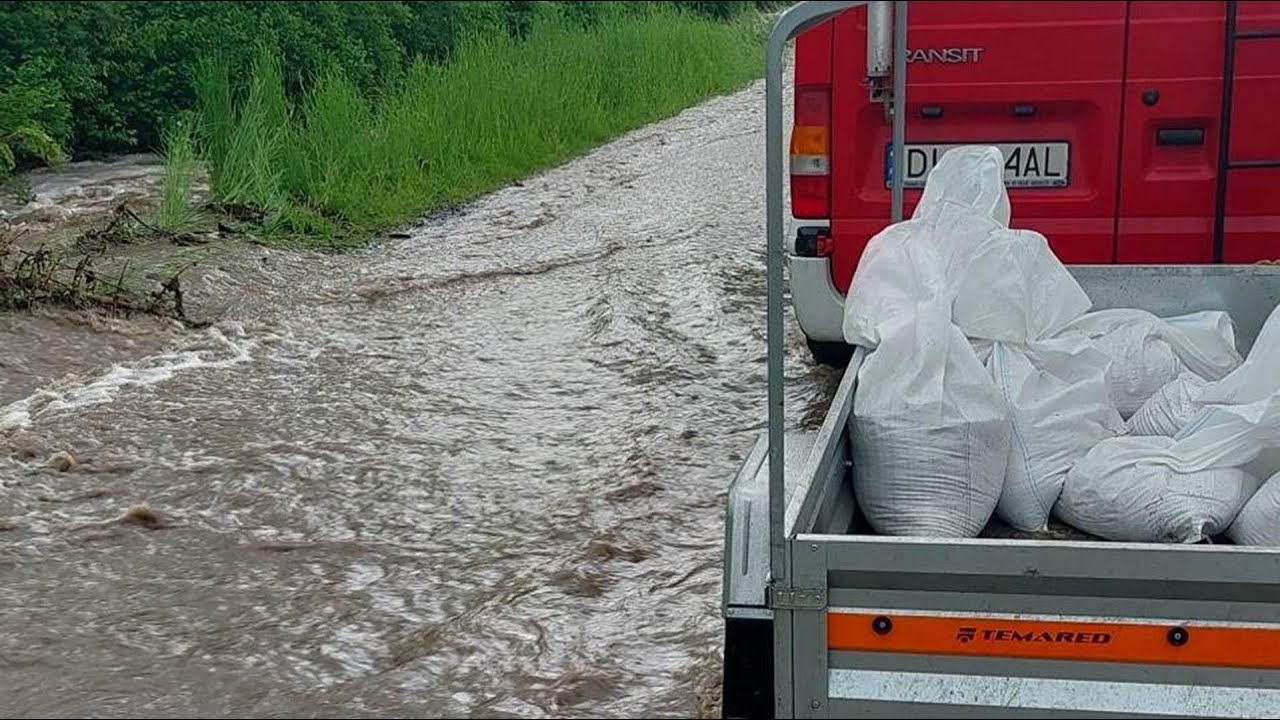 Giebułt&oacute;w. Zalane pola, drogi, domy ...