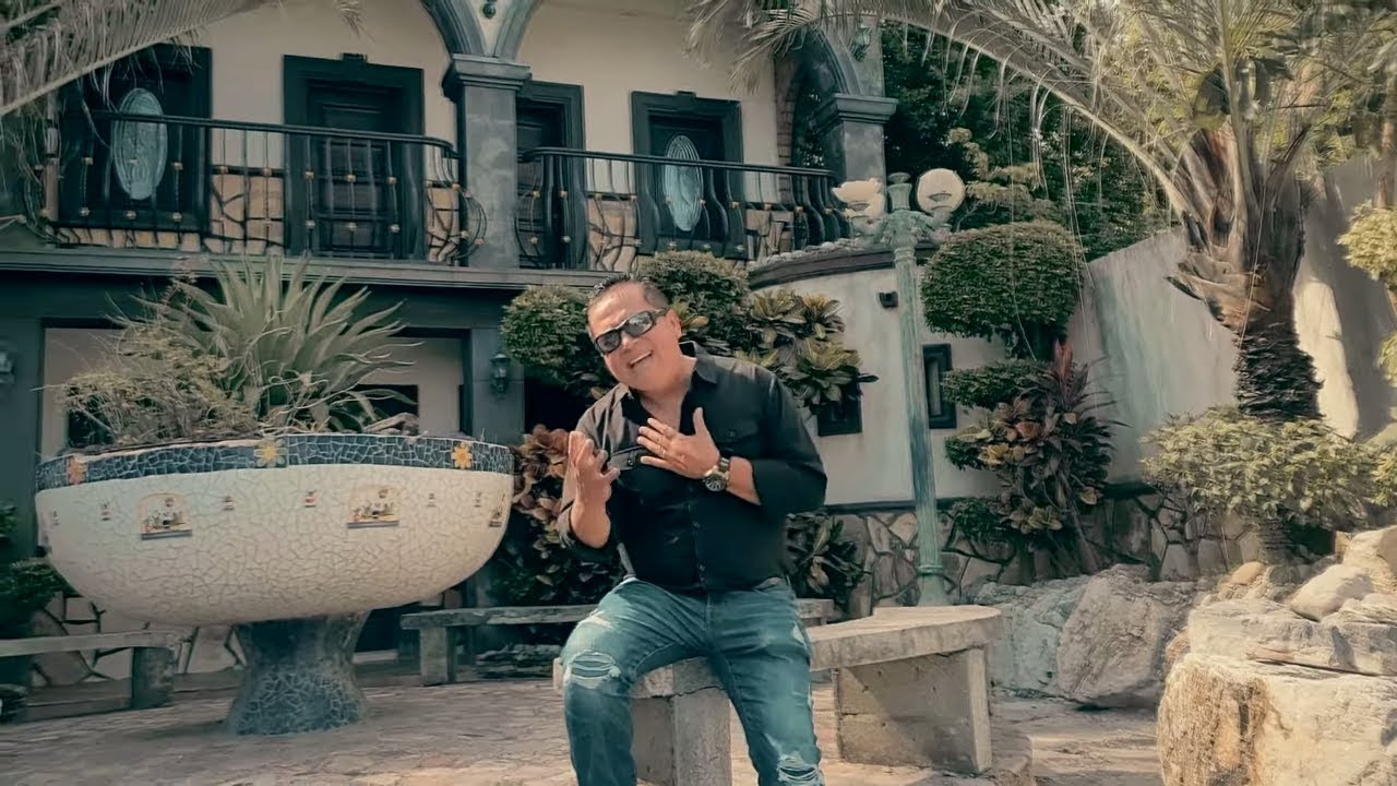 Grupo Mojado - La Mitad [Video Oficial]