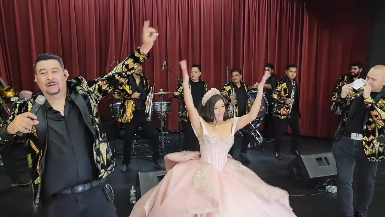 QUINCEAÑERA TOMANDO CONTROL TOTAL DE LA MUSICA