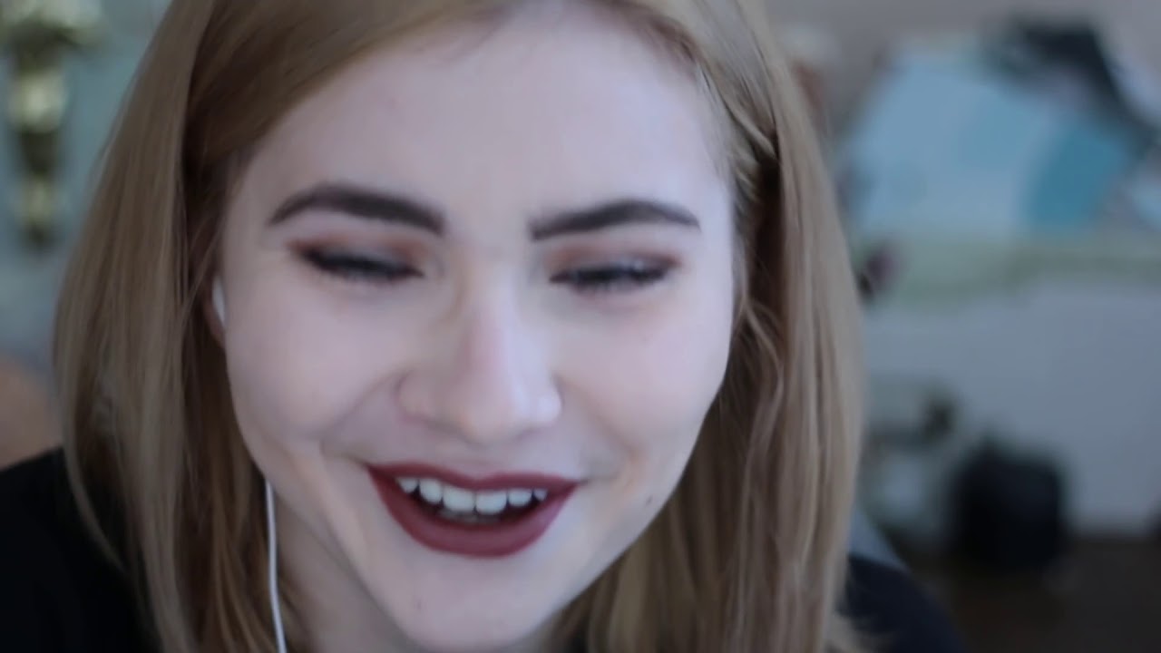 yummy omonom sounds (ASMR word trigger, whisper, lip smacking)| Cloveress