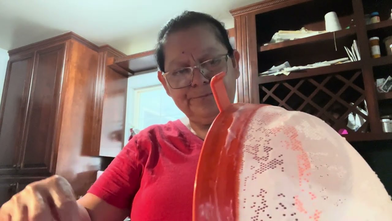 Dándole de comer alas gallinas y colando mis búlgaros 