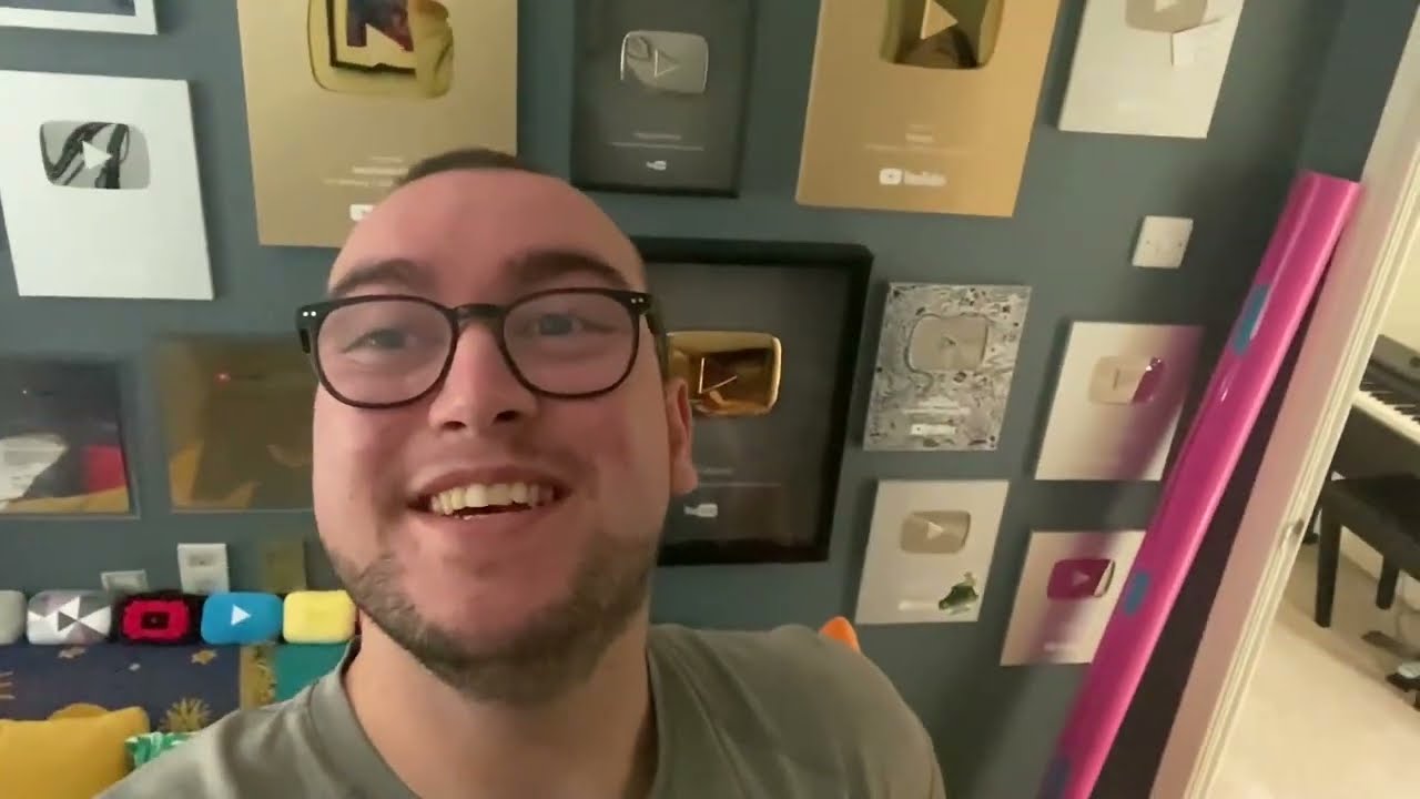 MiniMuka HIDES JackSucksAtLife's Playbutton...