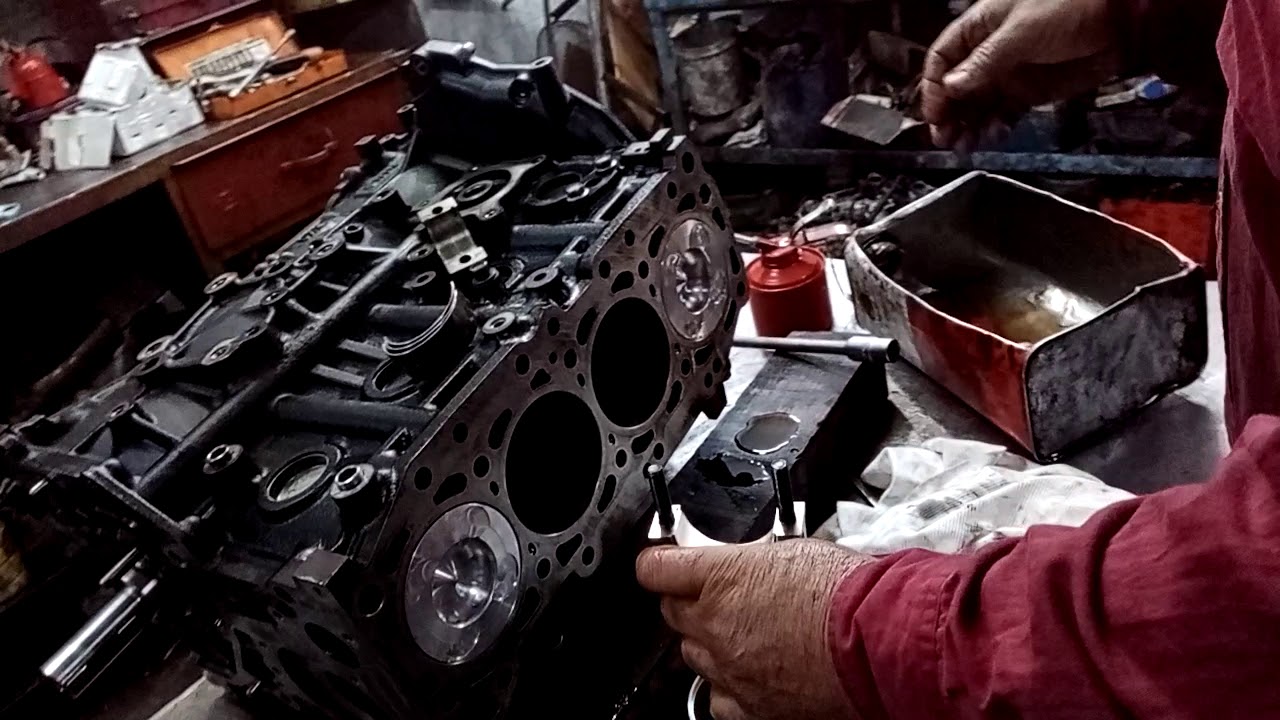 Inserting pistons into the cylinder YD-25