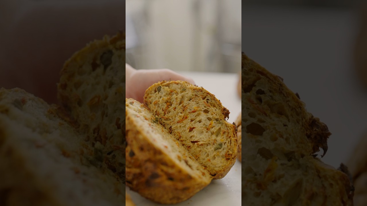 Pane, pomodoro, capperi e rosmarino. Disponibile nello store Laboratorio Niko Romito a Milano.