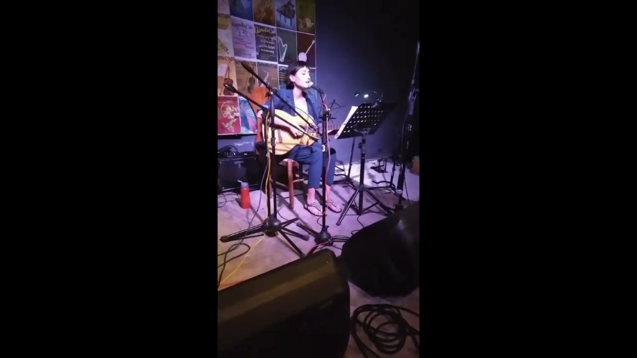 &Epsilon;&phi;&tau;ά &pi;&omicron;&tau;ή&rho;&iota;&alpha; (Efta Potiria): Yiannis Kotsiras: live cover (Greek) by Elisa Kirigin-vocals and guitar