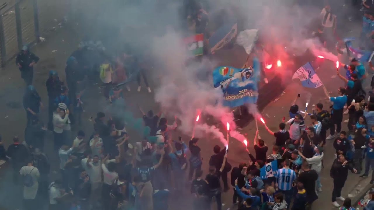 Napoli, l'esultanza dei tifosi all'esterno del 