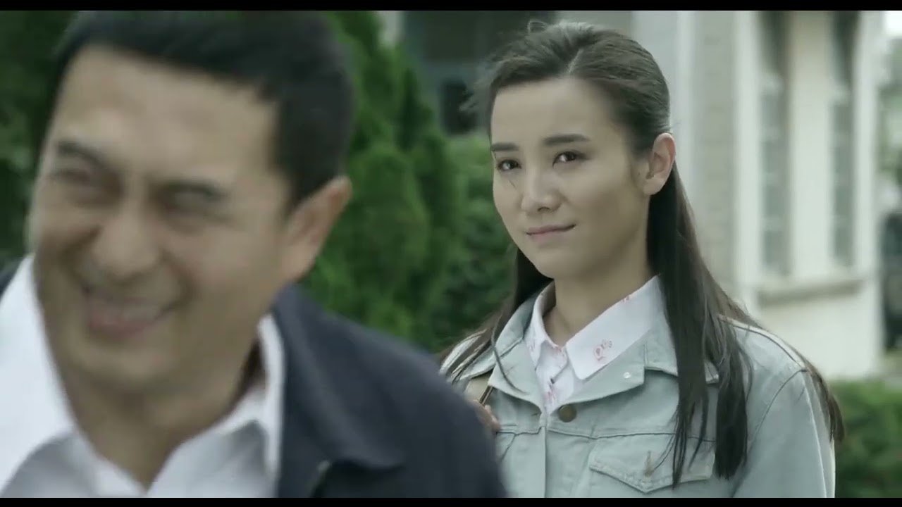 穷小子娶了最美厂花，张嘉益拉着宋佳发喜糖，直接给大爷看懵了，真是意想不到