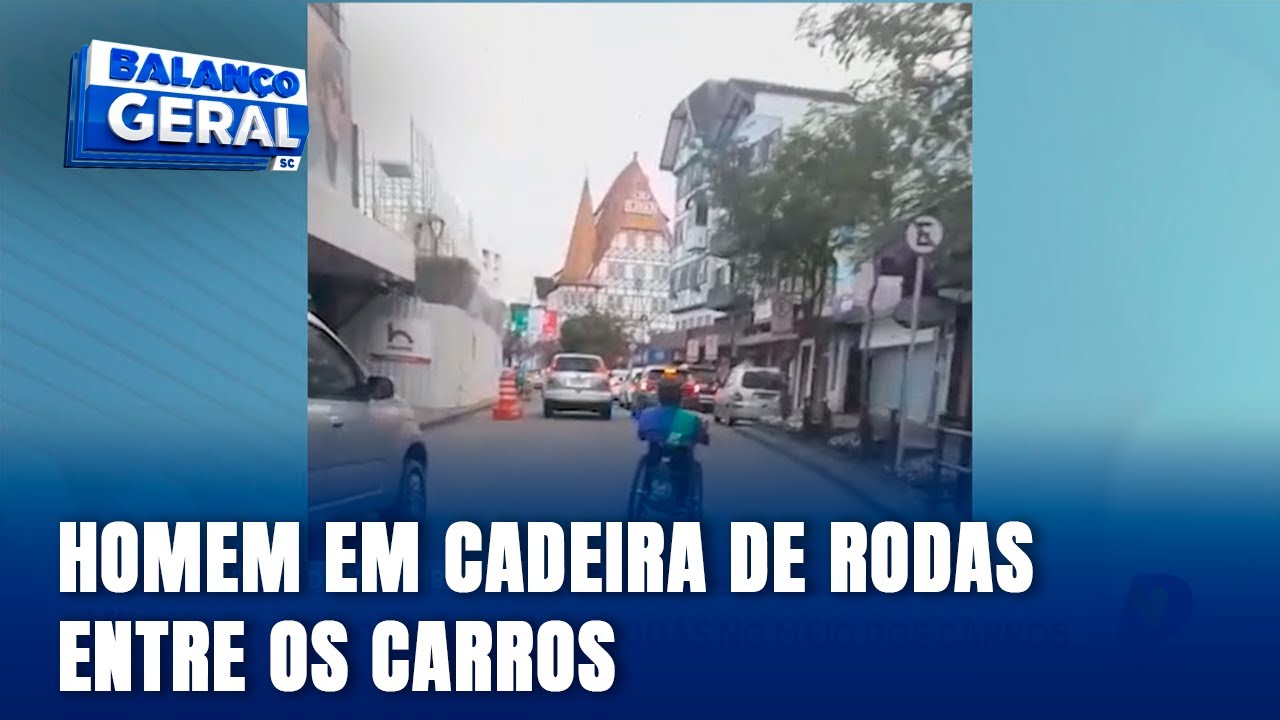 Homem em cadeira de rodas desafia o trânsito e circula entre carros em Blumenau