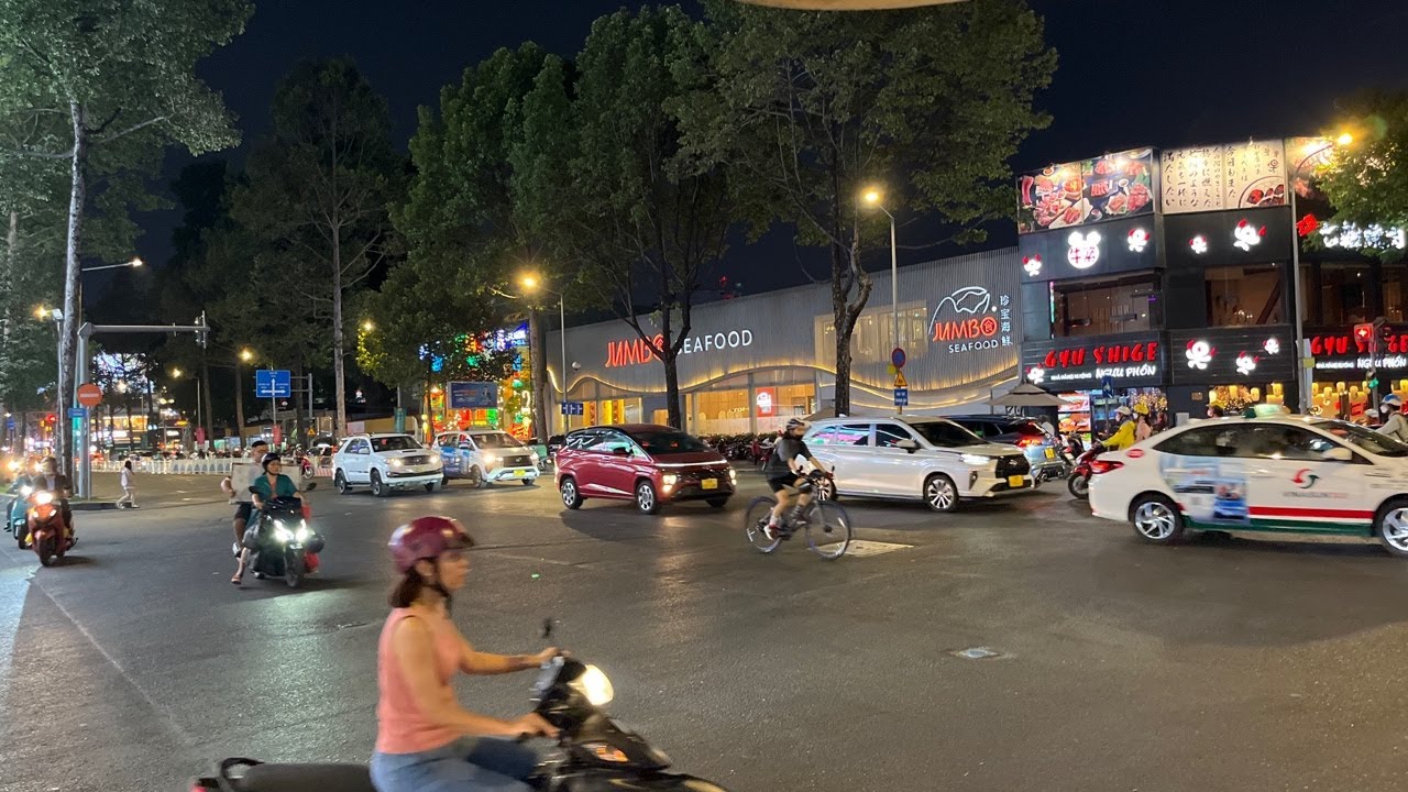 Vietnam LIVE Exploring Ho Chi Minh City (Saigon) Wednesday Night