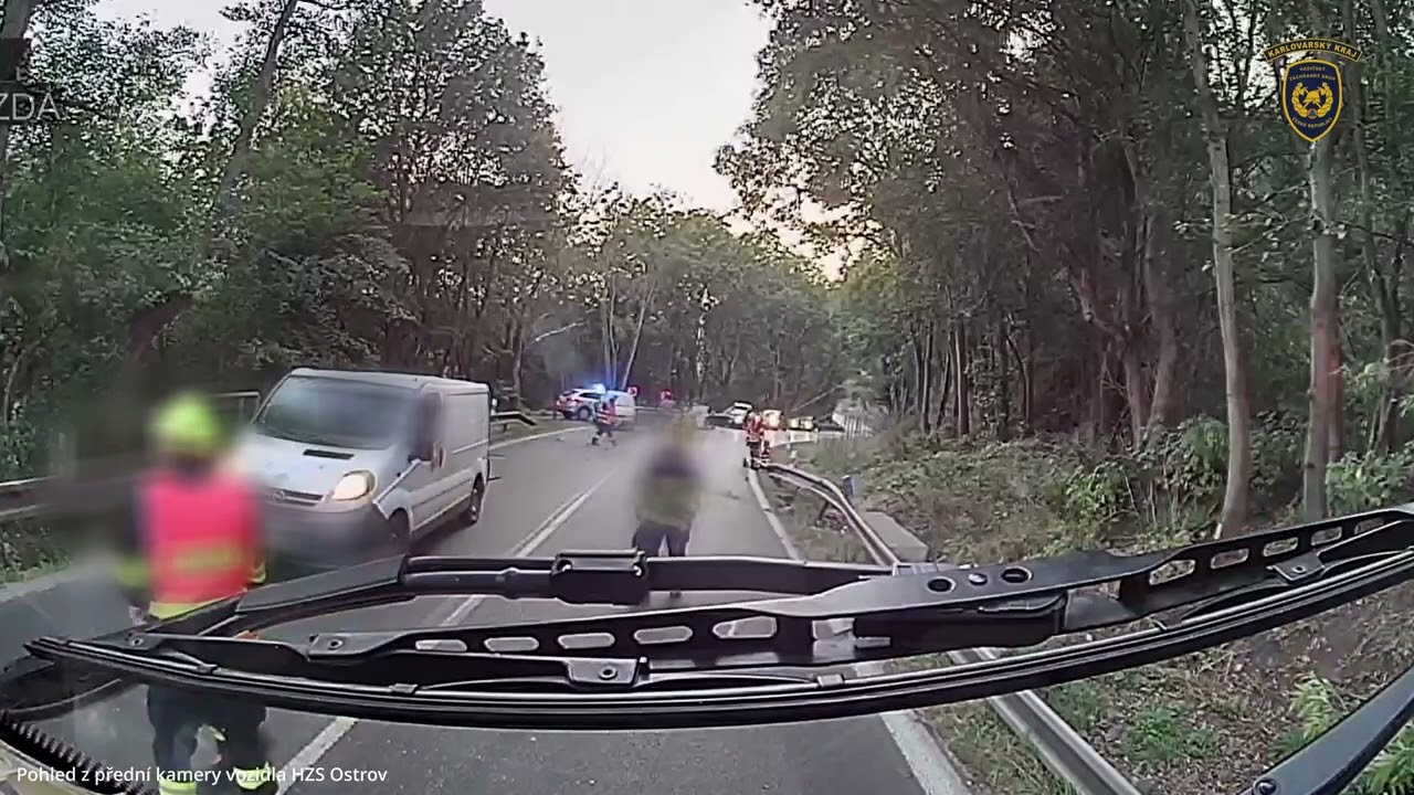Osobní auto narazilo do zasahující cisterny hasičů
