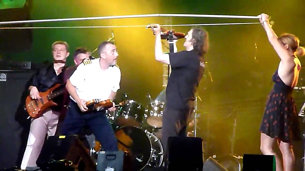 Emir Kusturica & The No-Smoking Orchestra - Violin Solo On Giant Bow (Live at Montreal Jazz Fest)