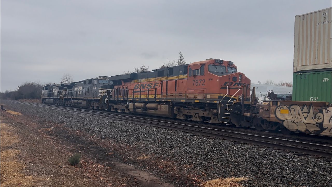 3 Trains at South Manassas! Ft. BNSF trails on 25A! 11/30/25