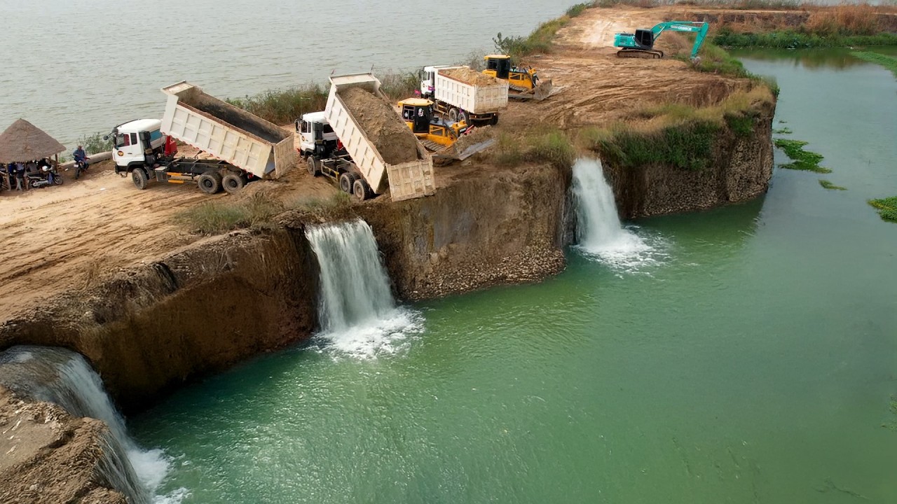 Showing Action Landsliding Sinking While Truck Delivery Rock With dozer Shatui Pushing