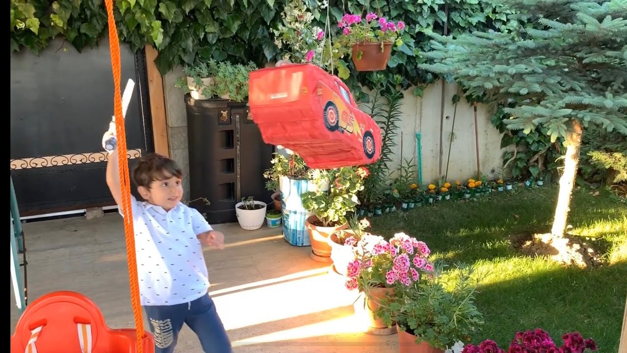 Yusuf Işın kılıcıyla şimşek mcqueen pinyatasını patlattı! İçinden sürpriz hediyeler döküldü😍