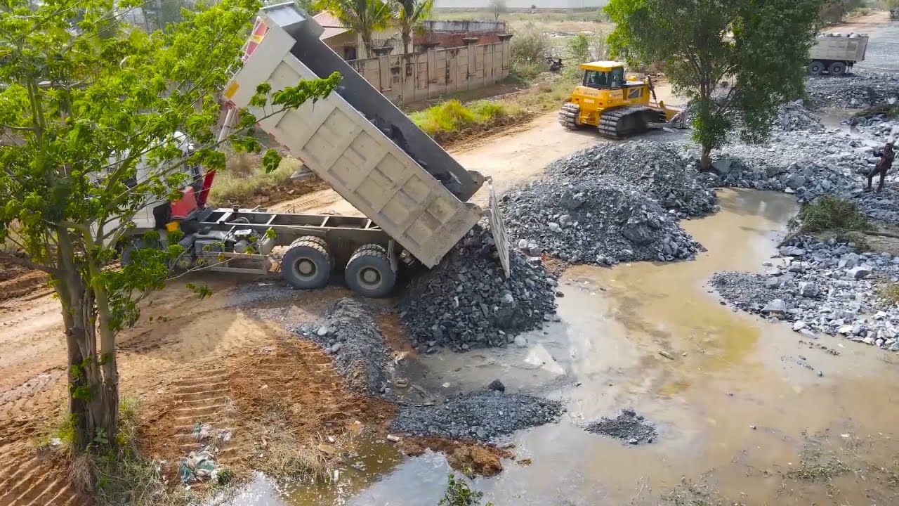 Excellent Process Techniques Take Stone Filling Huge Land by Power SHANTUI Bulldozer Pushing Stone