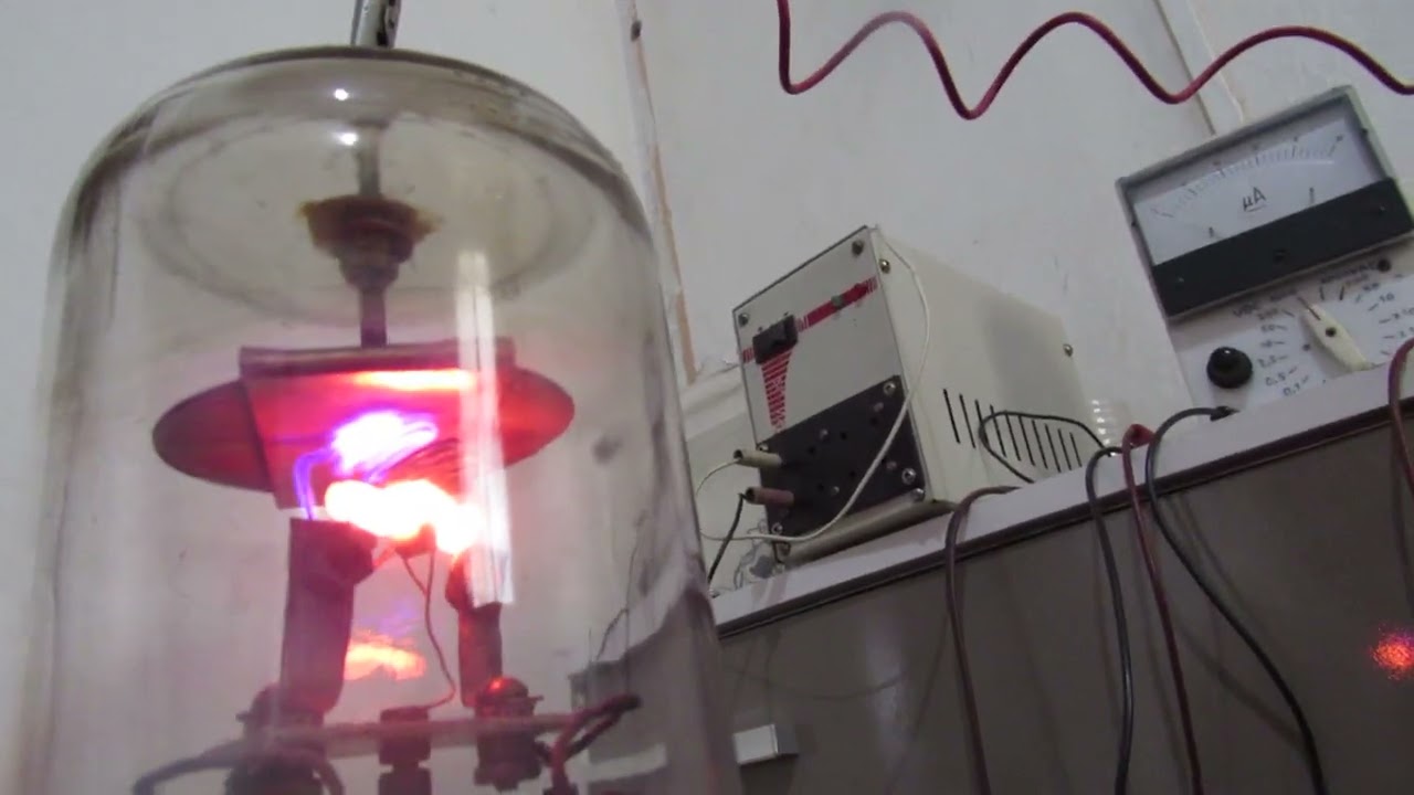 Triodo caseiro/demonstrativo com um efeito de amplifica&ccedil;&atilde;o no plasma