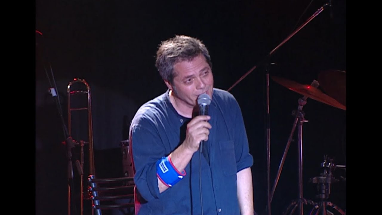 שלמה ארצי - מעביר דף בהופעה בצוותא 2000